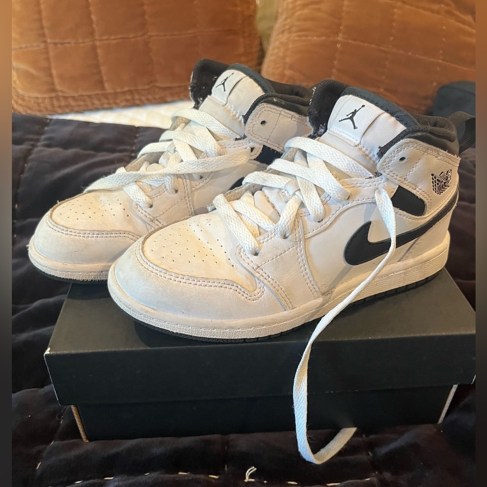 Jordan 1 Mid (PS) White and Black Sneakers